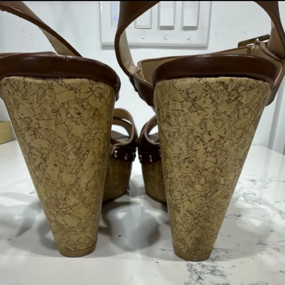 Shoe Dazzle 4” Brown Cork-Textured Platform Wedge Sandals